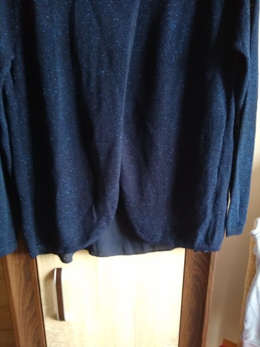 Sweterek niebieski połyskującą nitką