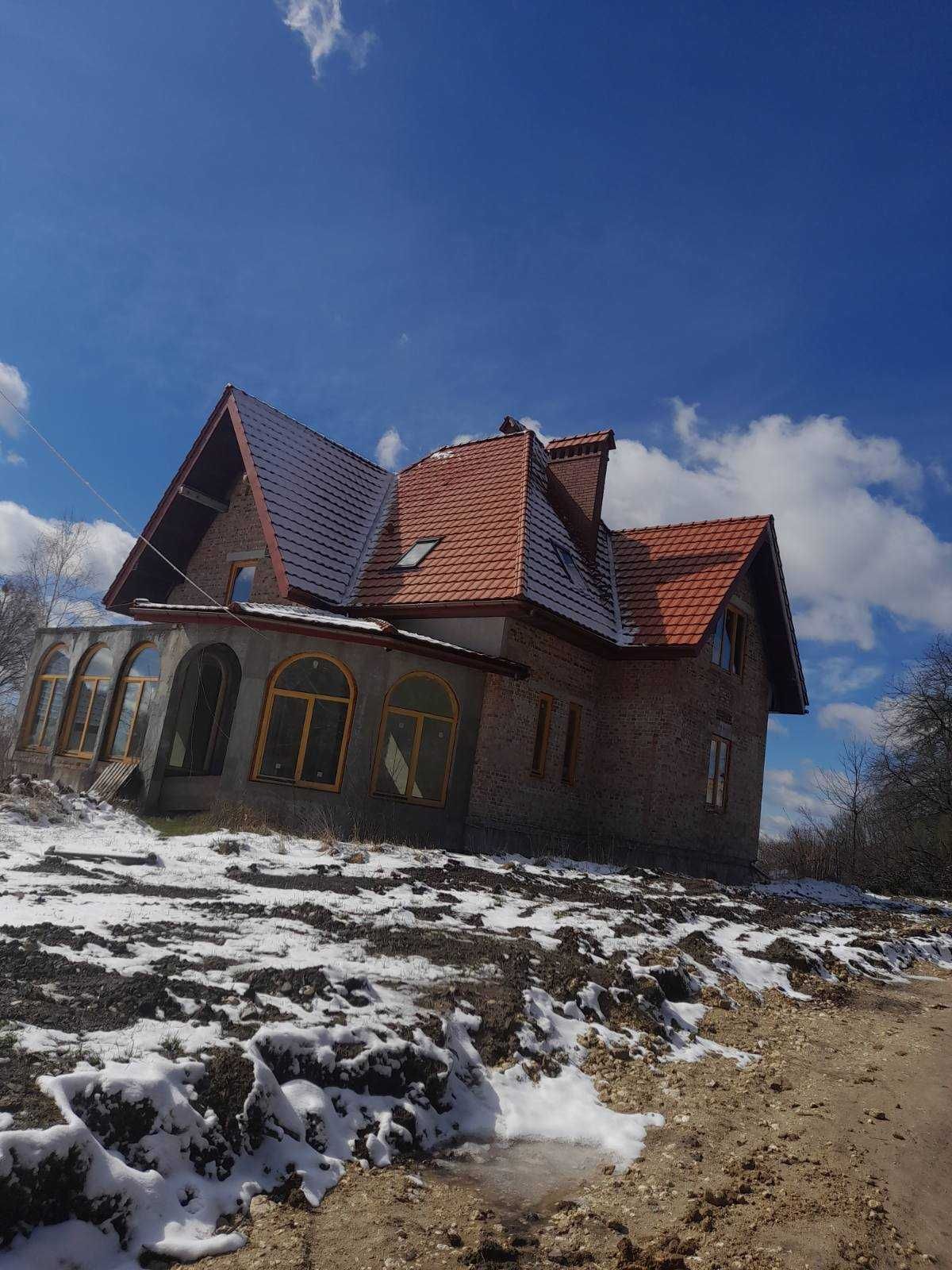 Житлові будівлі та земельні ділянки в с. Деревач