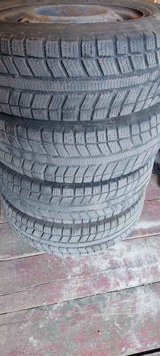 Продам комплект зимні шини,на металевих дисках.