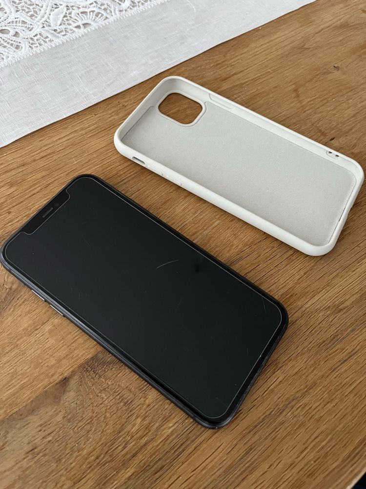 iPhone 11 czarny + etui