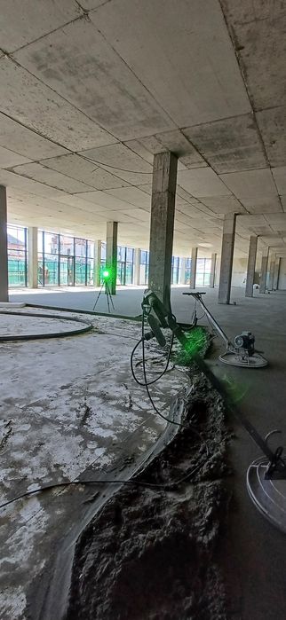 Стяжка підлоги,машинна напівсуха по теплі підлозі.