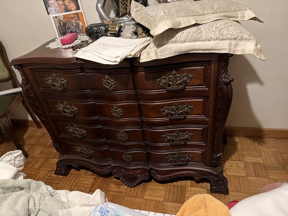 Cómoda antiga em madeira maciça, espelho e cadeira