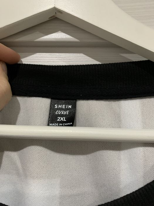 Czarna bluza z kapturem przód czarny, tył grafika z napisami 46 nowa