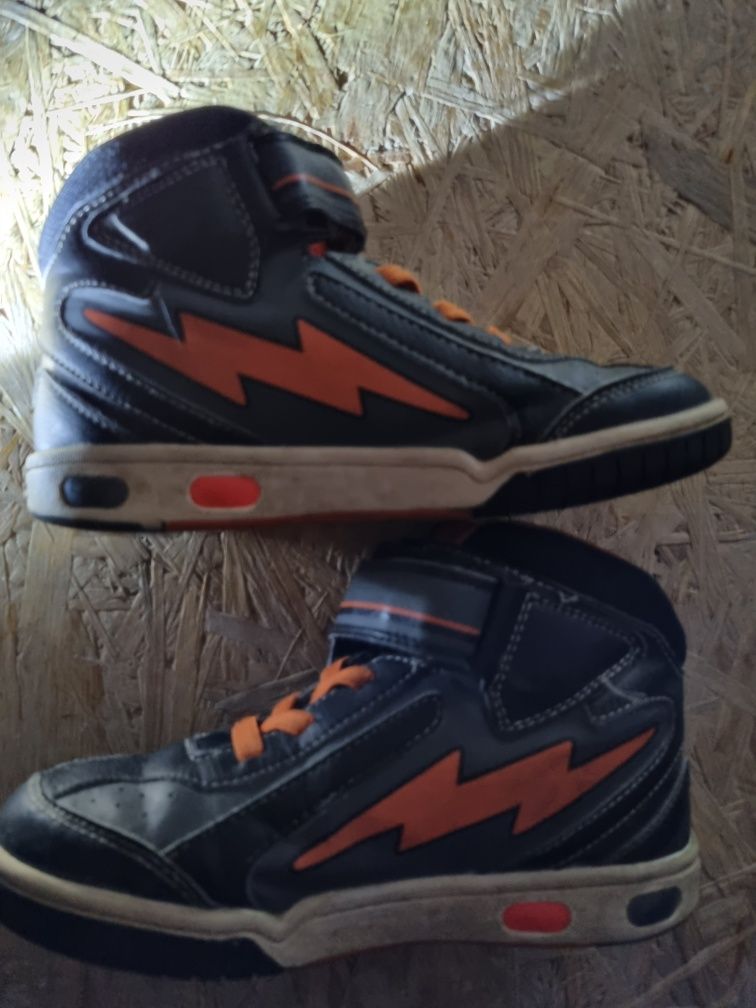 Buty dla dziecka świecące Geox r.33