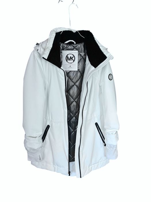 Зимовий пуховик-гортекс жіночій