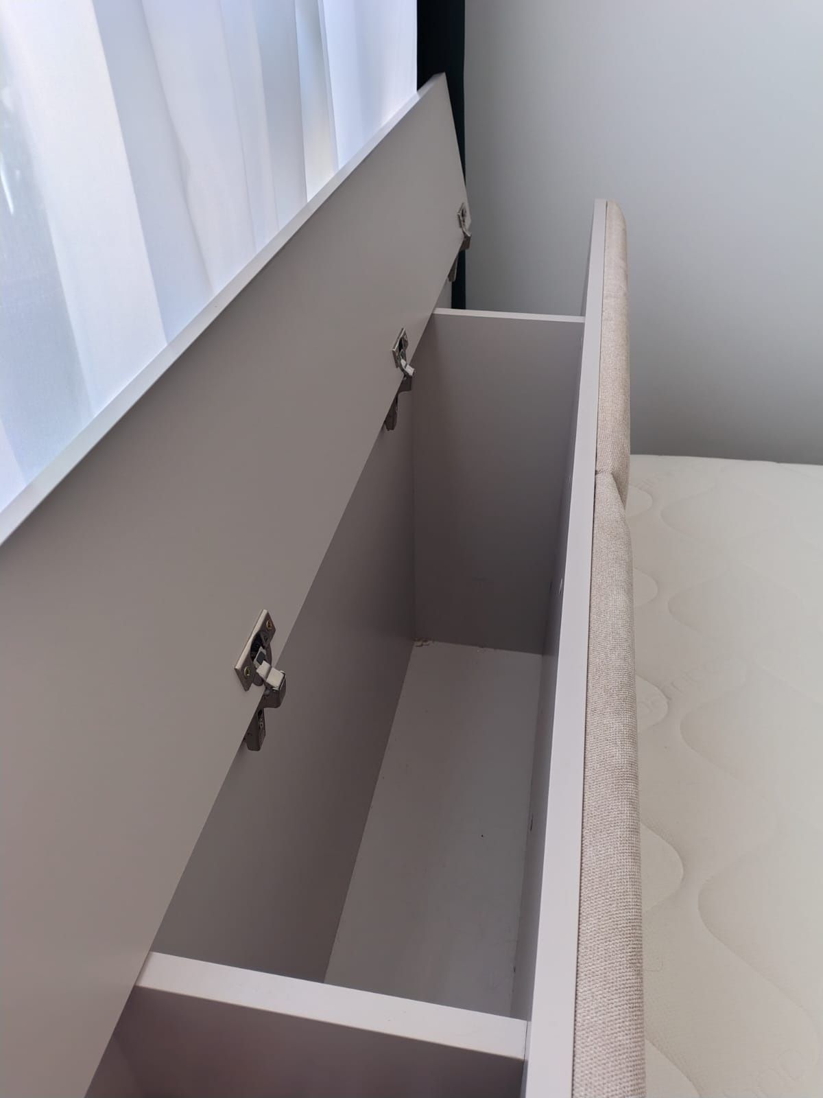 Solidne łóżko z materacem 160x220 i wezgłowiem