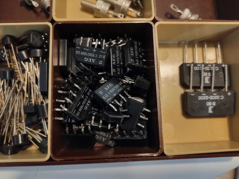 Części elektroniczne z byłego serwisu