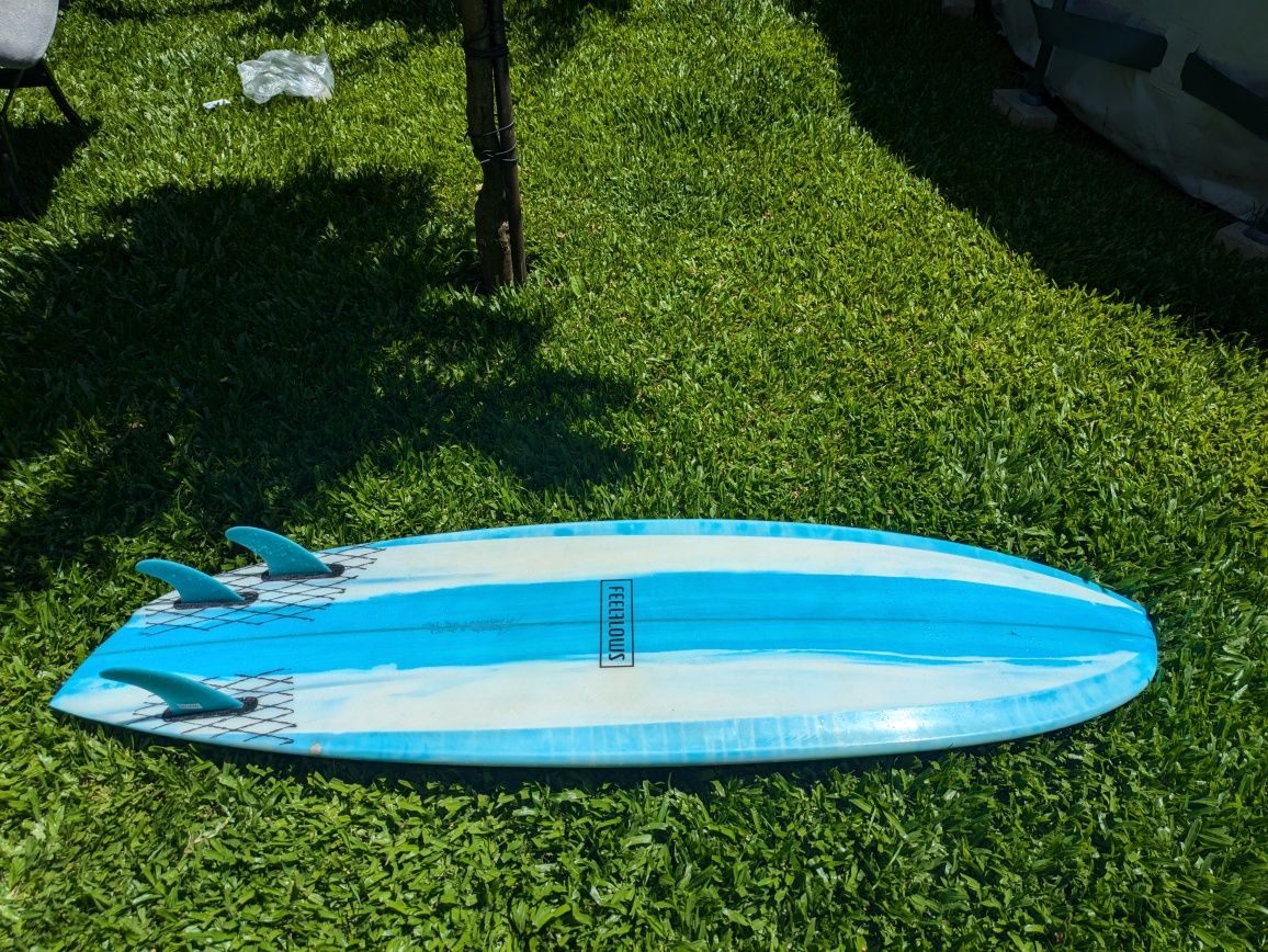 Prancha de surf  assimétrica Goofy twin/quad c/ quilhas deflow.