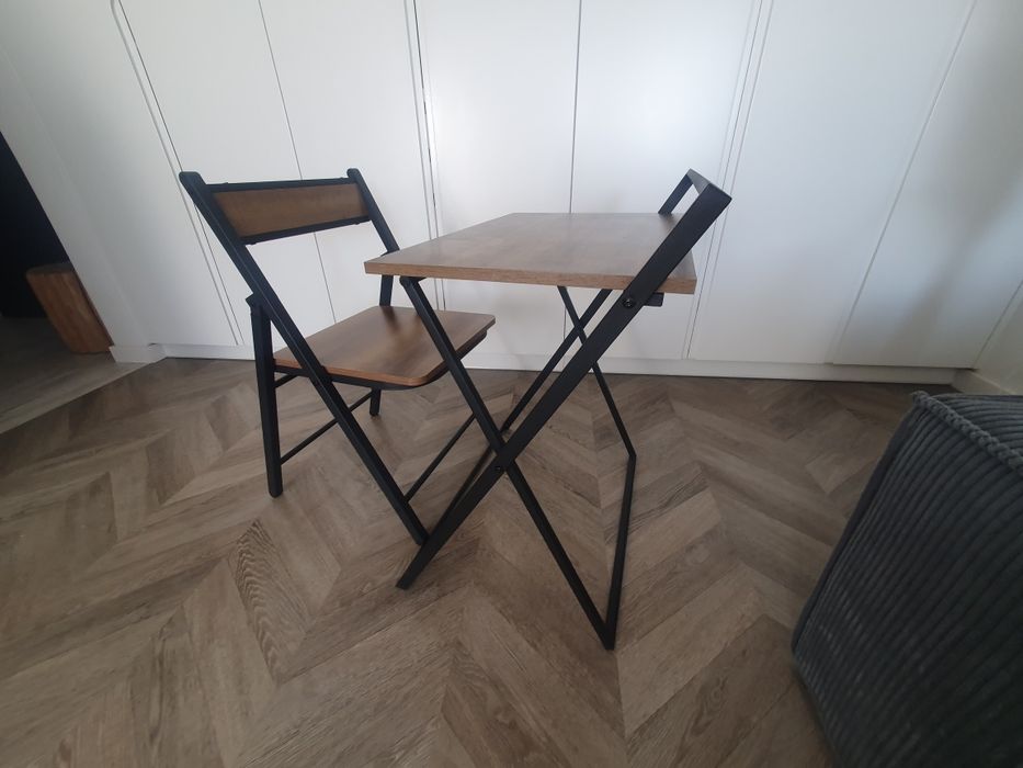 Składne krzesło i składane biurko