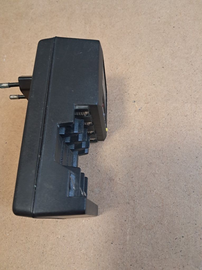 Зарядний пристрій MW 8168 GS для акумуляторів NiCd/NiMH типу АА і ААА