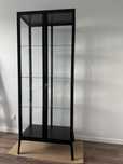 Czarna witryna Ikea Milsbo