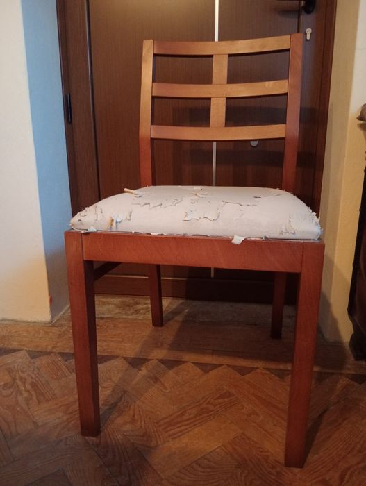 4 cadeiras em madeira