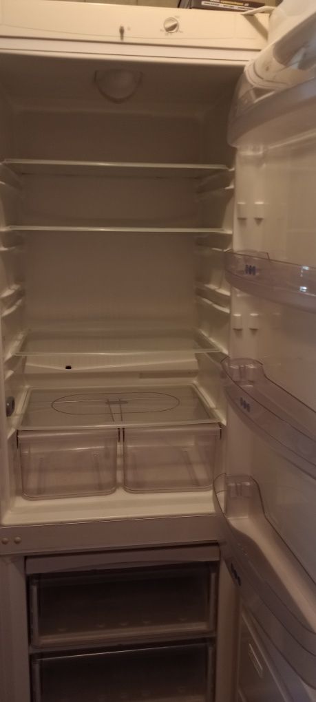 Lodówka duża firmy Whirlpool