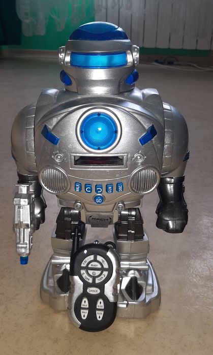 Робовоїн страж на пульті керування. Робот ходить, стріляє