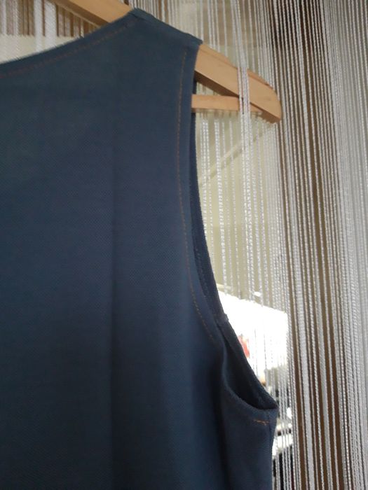 Vestido curto, liso, de cor azul ganga, com costuras decorativas (M)