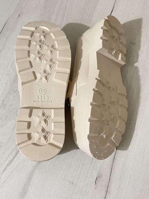 Жіночі кросовки нові!! Світло білого кольору