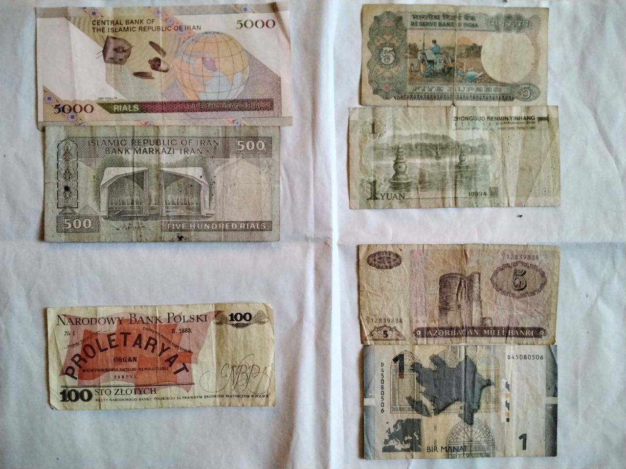 Современные и старые деньги разных стран мира. Купюры и монеты. Жетоны