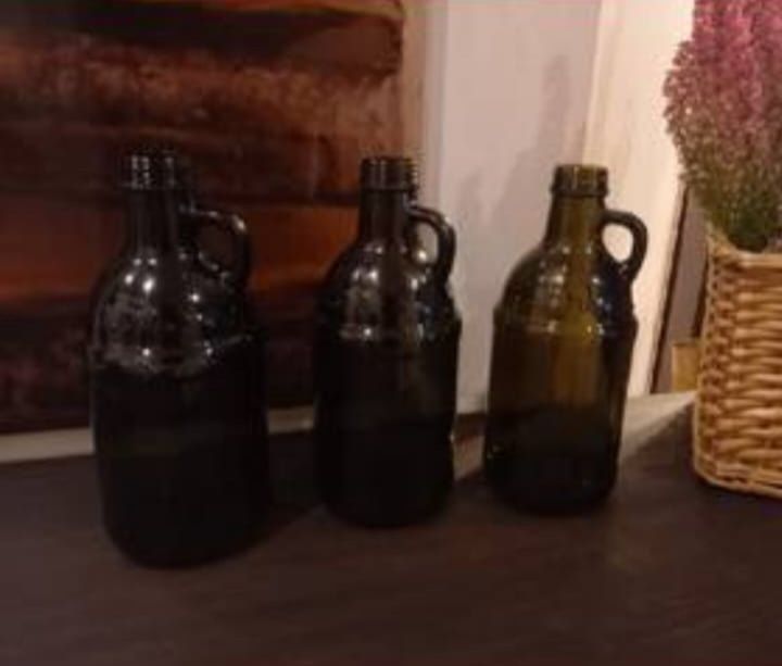 Butelki flakony z uszkiem dzbanki szklane zielone vintage 3sztuki
