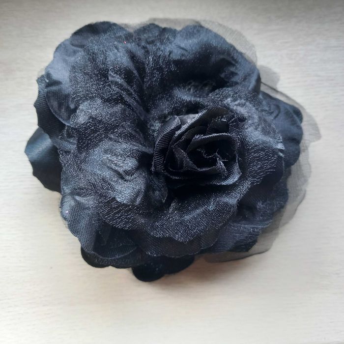 Broszka do ubran torebek czarna