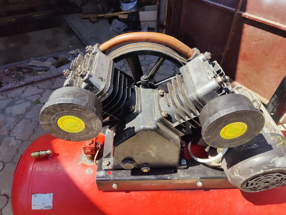 Компрессор с ресивером на 200 лит.