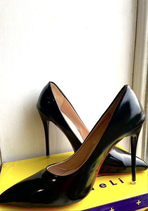 Чорні лакові туфлі з червоною підошвою