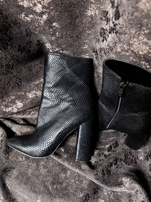 Ботинки на устойчивом каблуке змеиная кожа черные