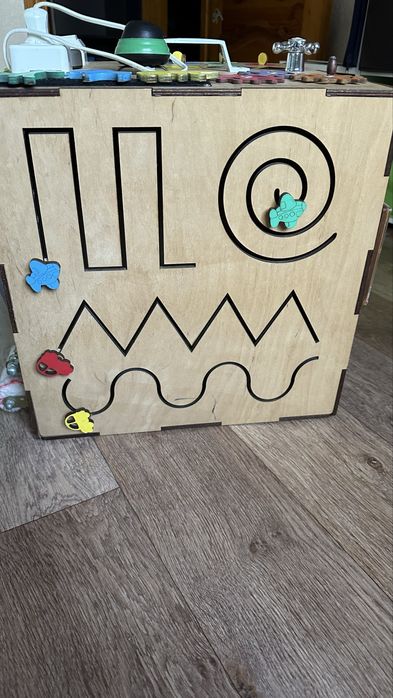 Бізікуб (бізіборд) деревʼяний