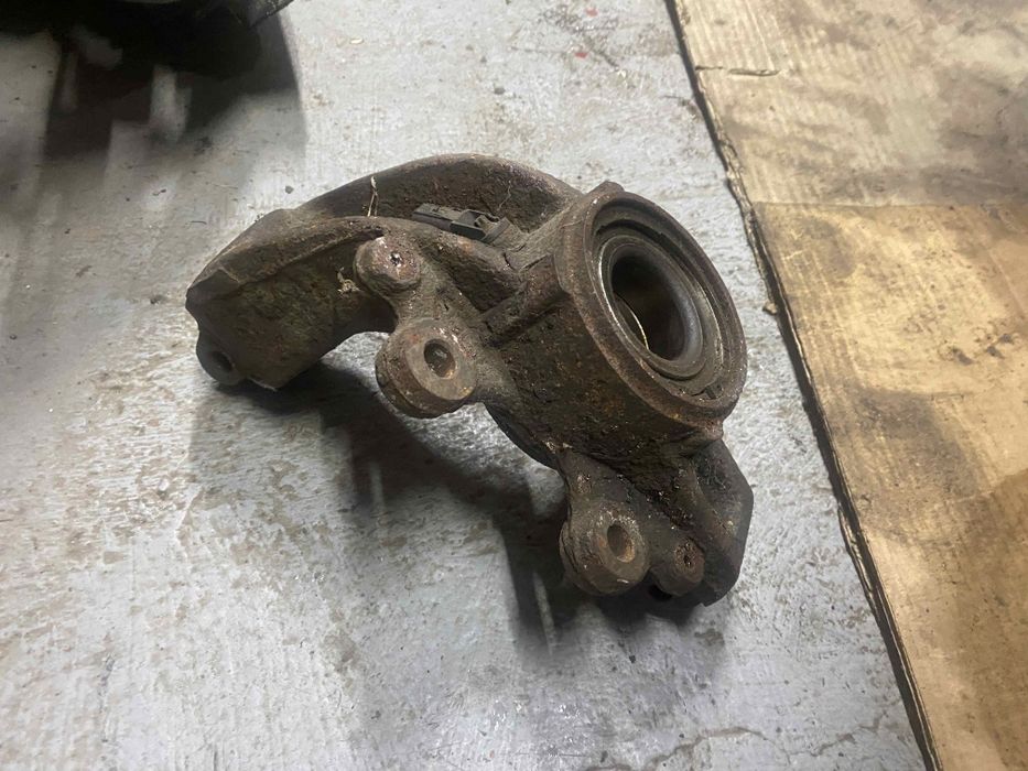 Продам поворотний кулак,цапфа Мазда 5 Mazda 5
