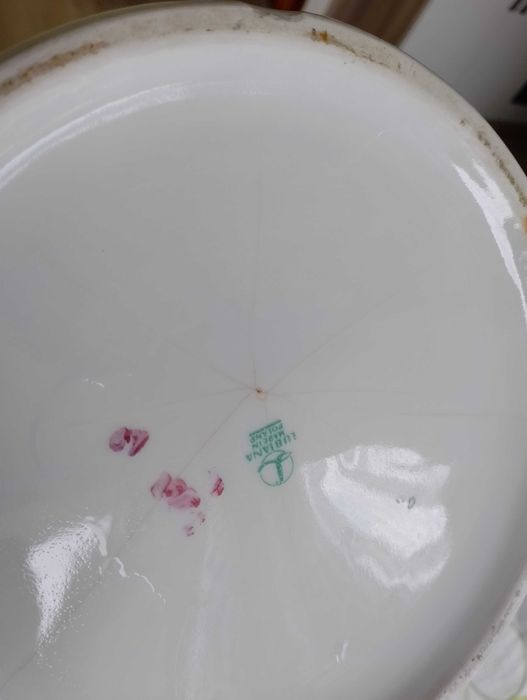 Wazony ceramiczne i wazony z kryształu oraz popielniczka