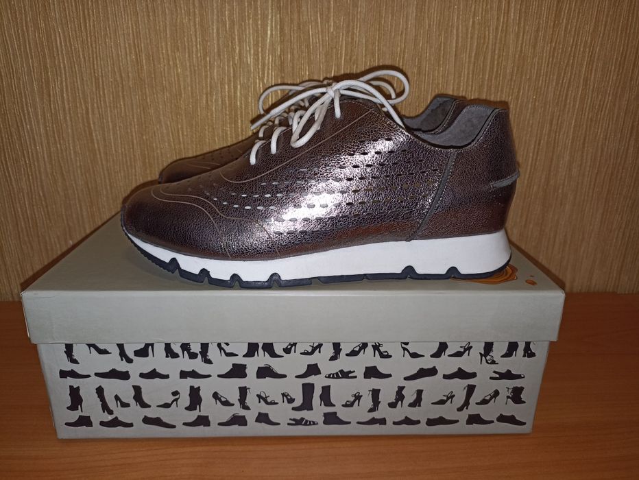 Женские кожаные кроссовки Welfare. Размер 36 (по стельке 23,5 см)