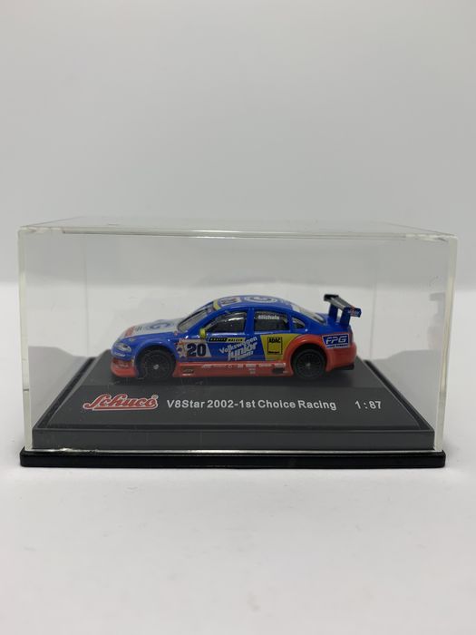 Volkswagen Passat  V8 Star 2002 da Schuco escala H0 1/87