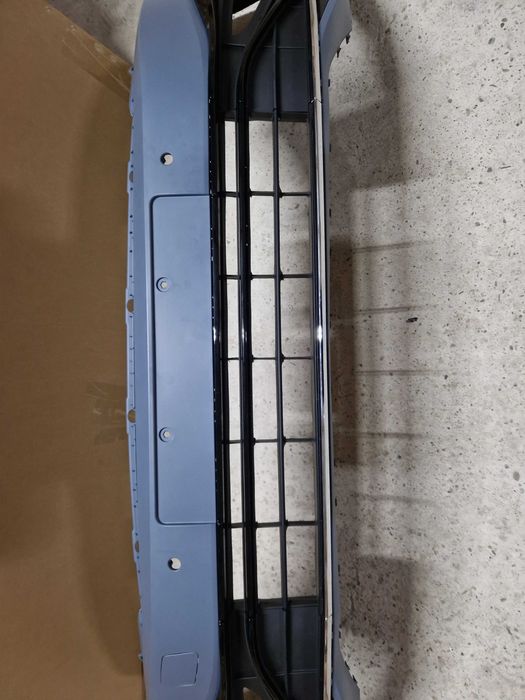 Передний бампер (стиль R-Line) на Volkswagen Passat B8 2014-2019 года.