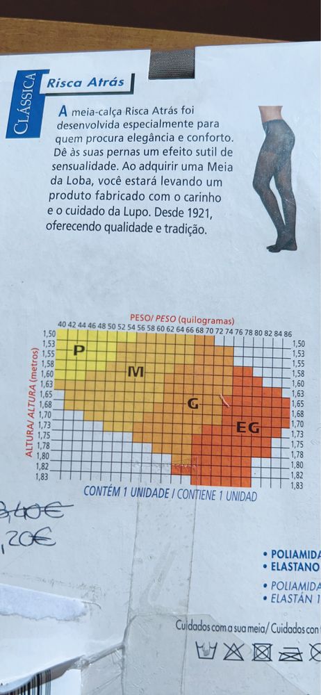 Collants cor de pele de risca atrás