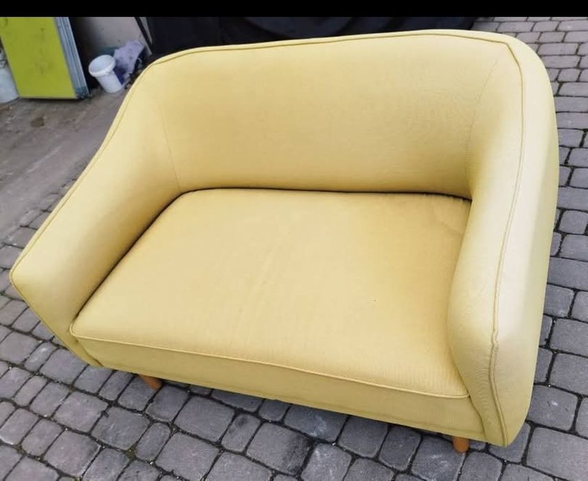 Sofa dwuosobowa.