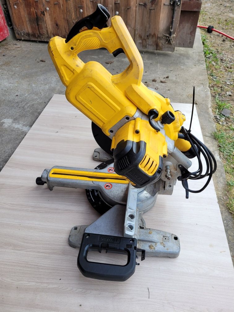 Pilarka ukośnica DeWalt DWS774-QS