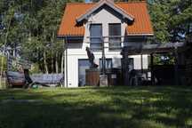 Domek letniskowy nad jeziorem z własną linią brzegową