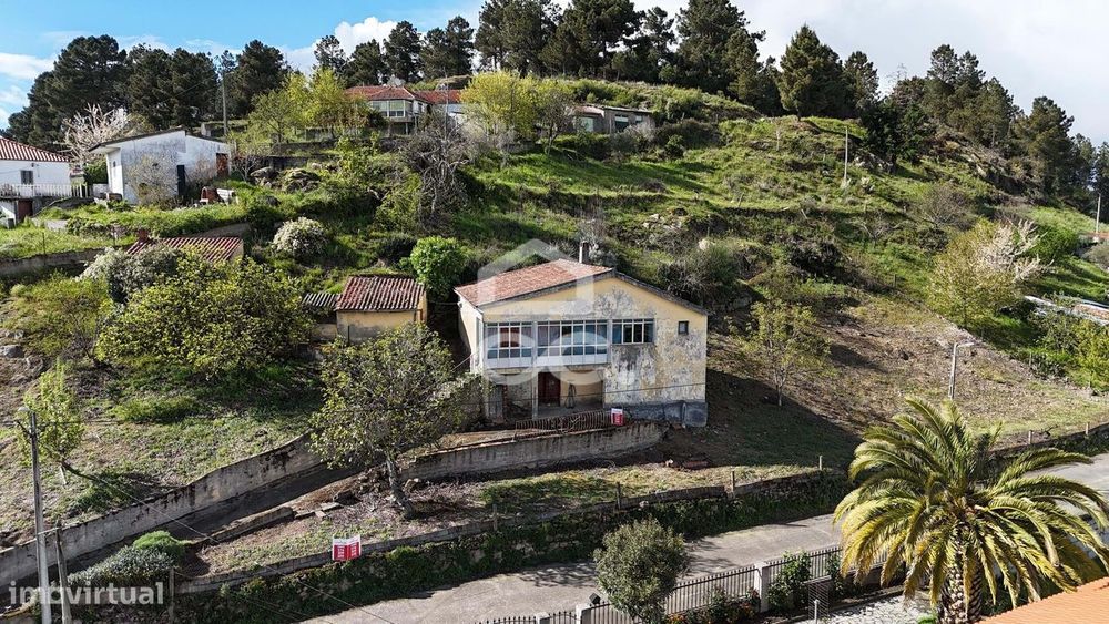 Moradia para reconstrução com vistas desafogadas para a montanha