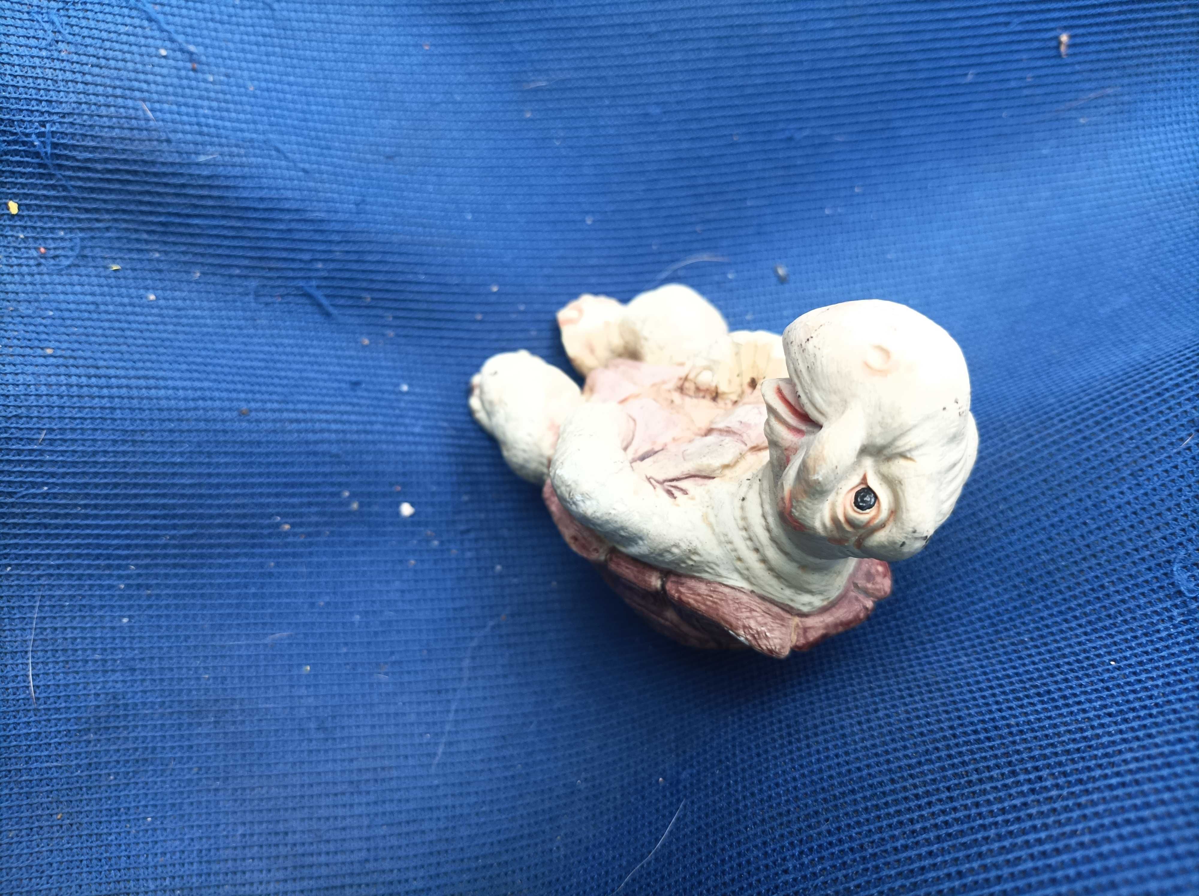 Śliczna figurka żółwia z masy ceramicznej ręcznie malowana