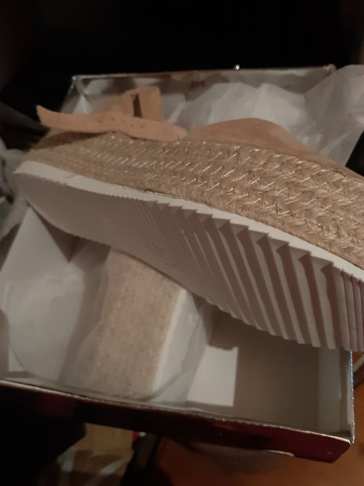 Sapatos novos lindos com lona