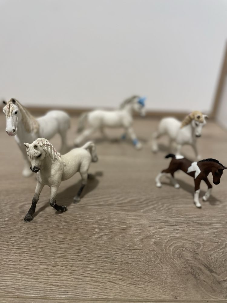 Zestaw figurek koni Schleich + dodatki