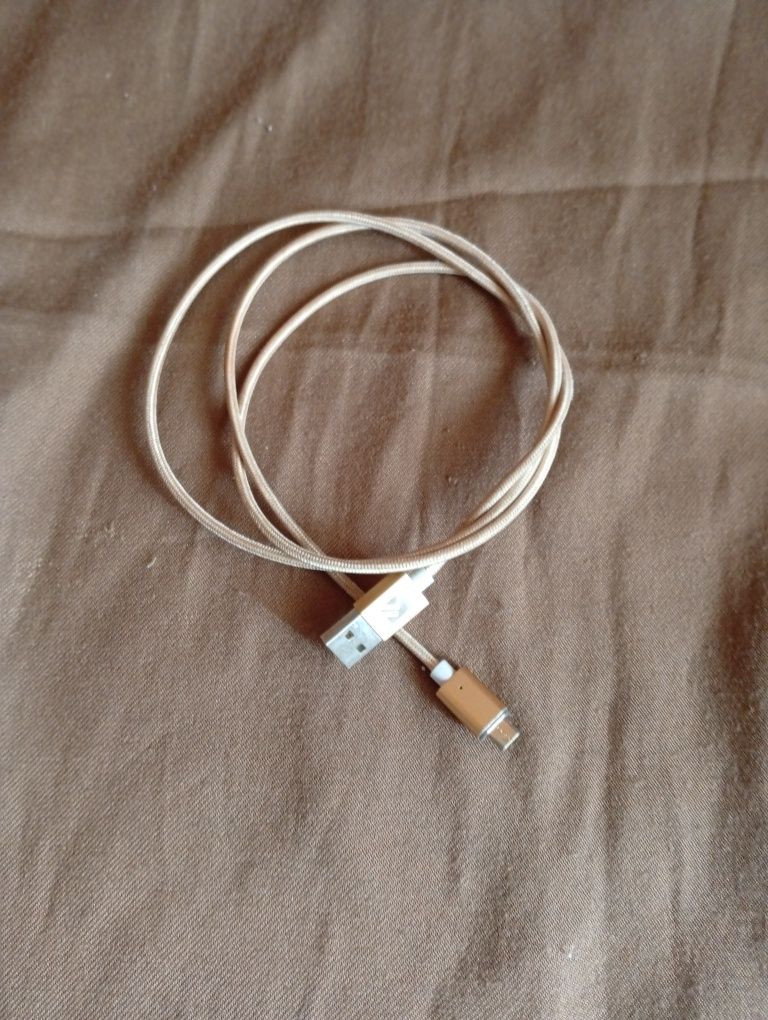 USB Кабель для зарядки телефона на магнитах.