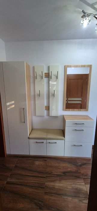 Garderoba do przedpokoju lakierowane fronty w kolorze śmietankowym