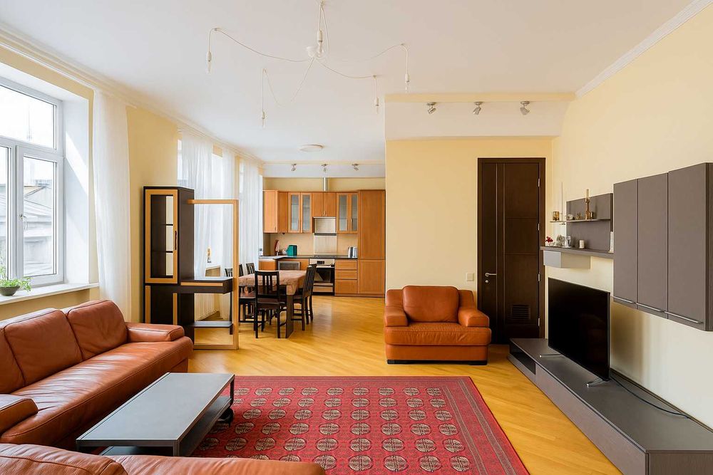 Простора 2-кімнатна квартира +кухня вітальня біля Університету Франка