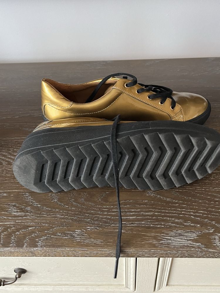 Buty  zlote lakierowane kazar