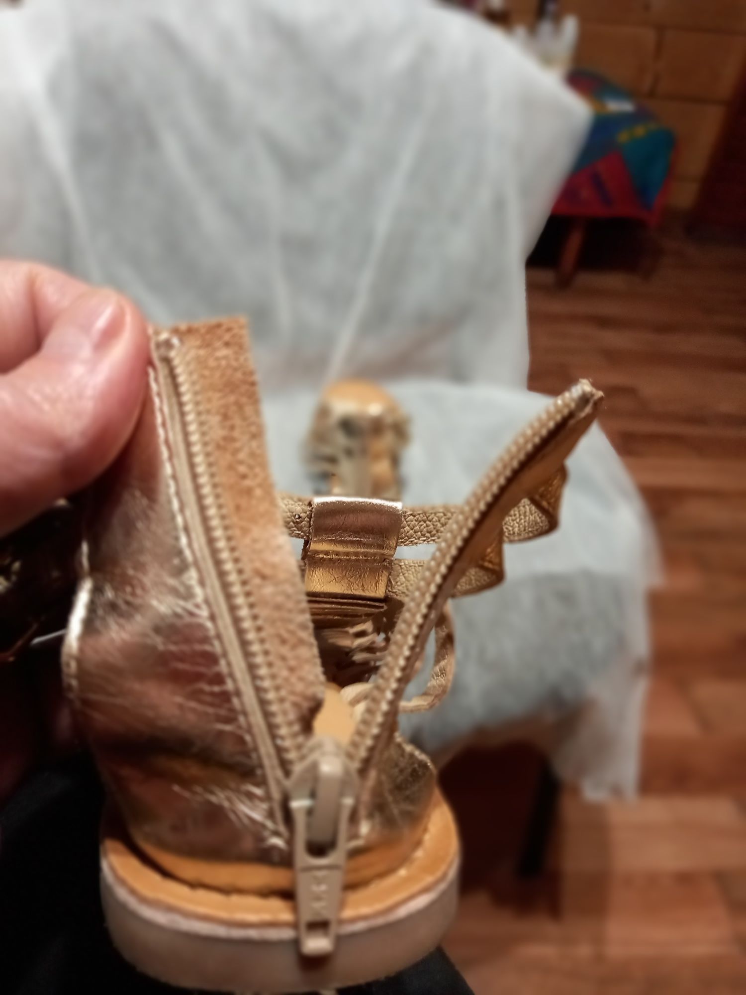 Сандалі для дівчинки бренду Vertbaudet, Франція.
