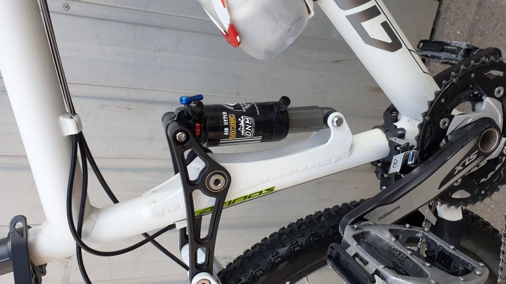 Двопідвіс, обладнання Shimano SLX,  вилка Rock Shox Reba