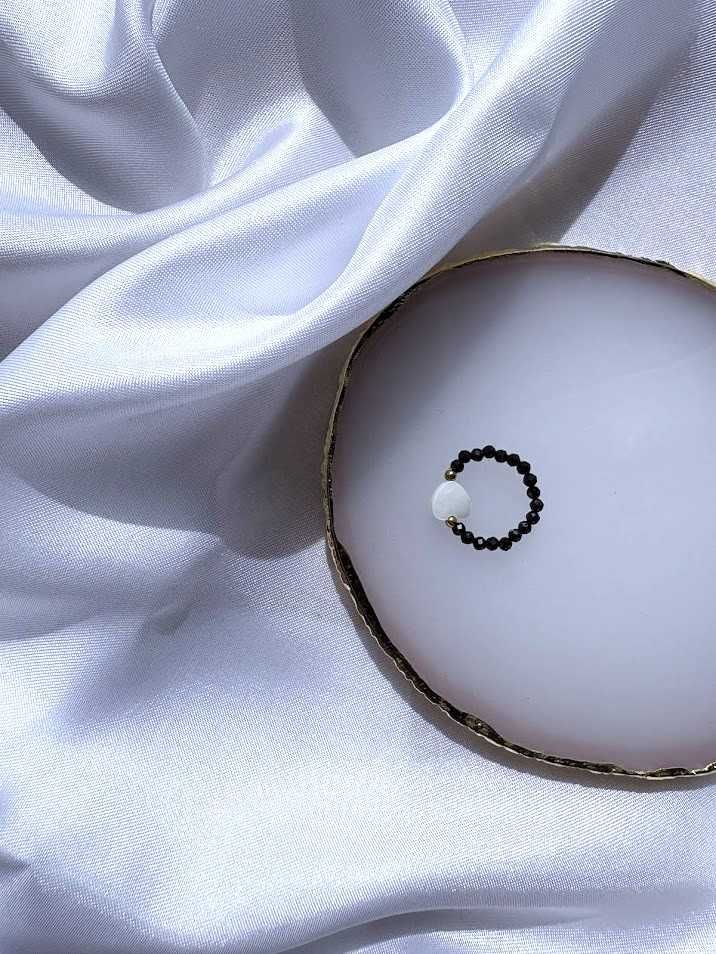 Pierścionek handmade z czarnym turmalinem i masą perłową
