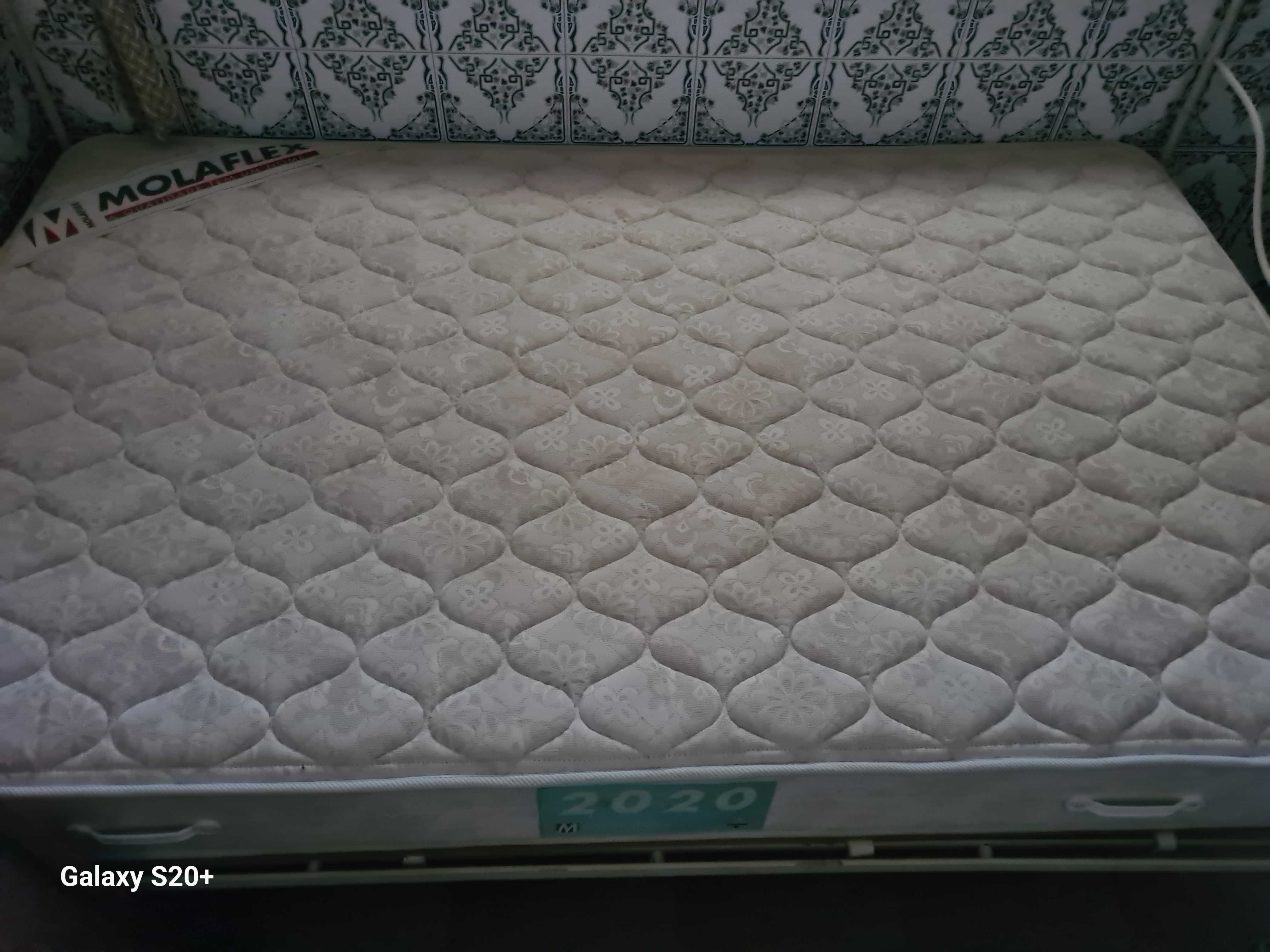 Cama em ferro com colchão Molaflex e estrado
