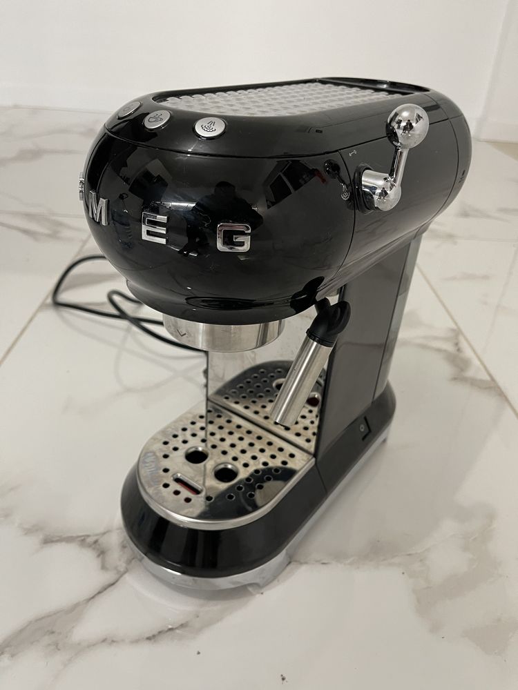 Máquina de café expresso Smeg ECF02CREU