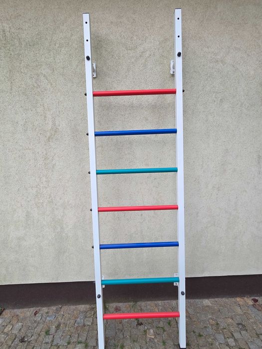 Drabinka gimnastyczna metalowa z drążkiem do podciągania